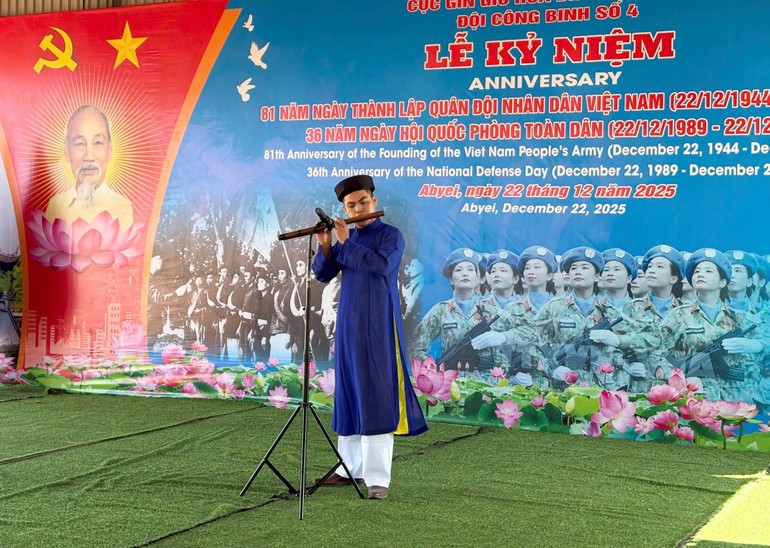 Chiến sĩ trẻ Đội Công binh Số 4 biểu diễn sáo trúc giới thiệu nhạc cụ dân tộc với các đại biểu quốc tế.