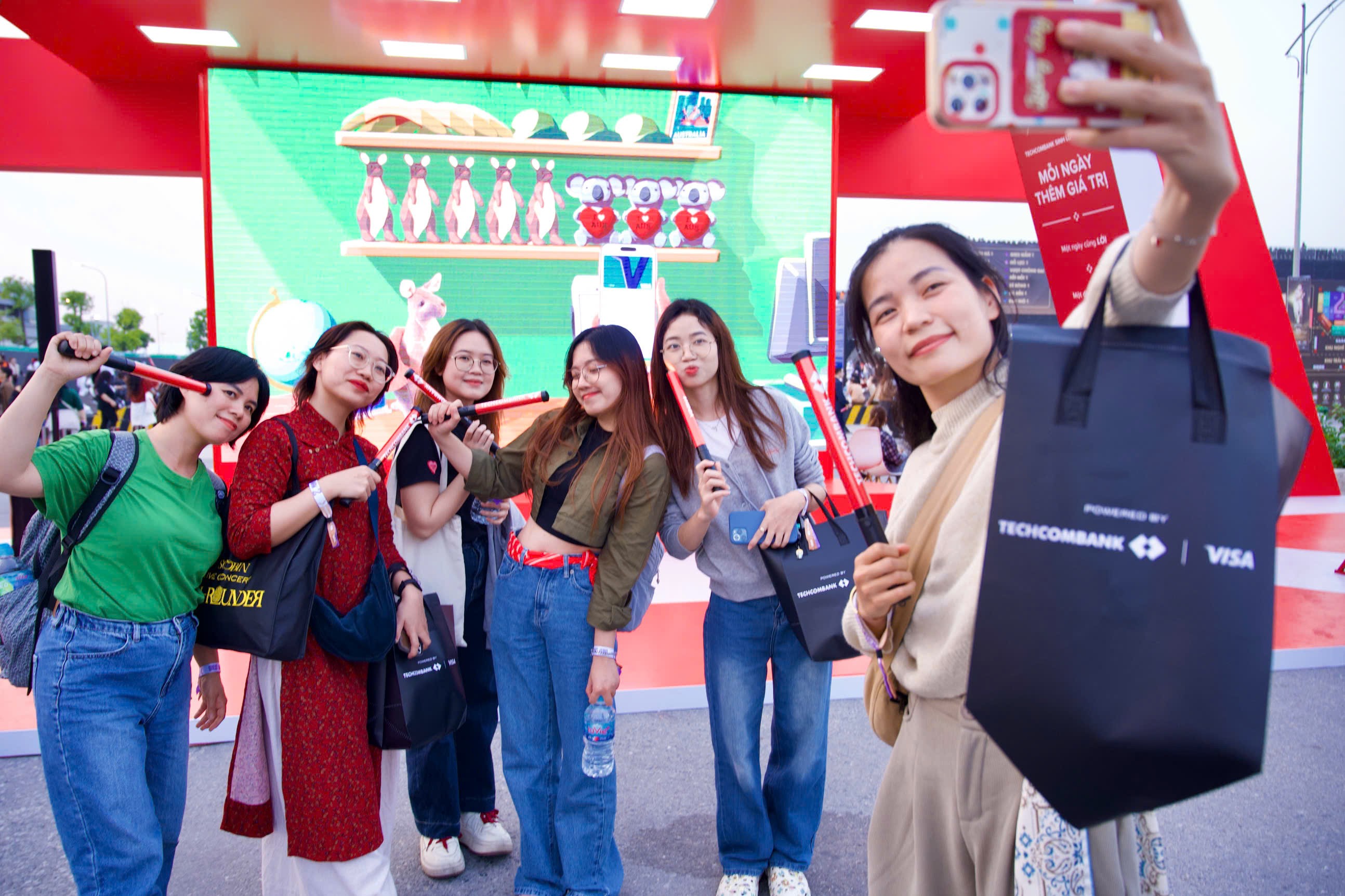 Khác với mô hình concert truyền thống, rất đông khán giả đến Ocean City từ sớm để check-in, mua sắm, ăn uống, vui chơi, trải nghiệm. Hàng trăm gian hàng ẩm thực, dịch vụ tại các khu phố thương mại và trung tâm thương mại Vincom Mega Mall Ocean City hoạt động hết công suất. Vừa vui chơi thả ga, vừa cháy hết mình với concert ngay tại chỗ là lợi thế hiếm có của Ocean City so với các địa điểm tổ chức show truyền thống.