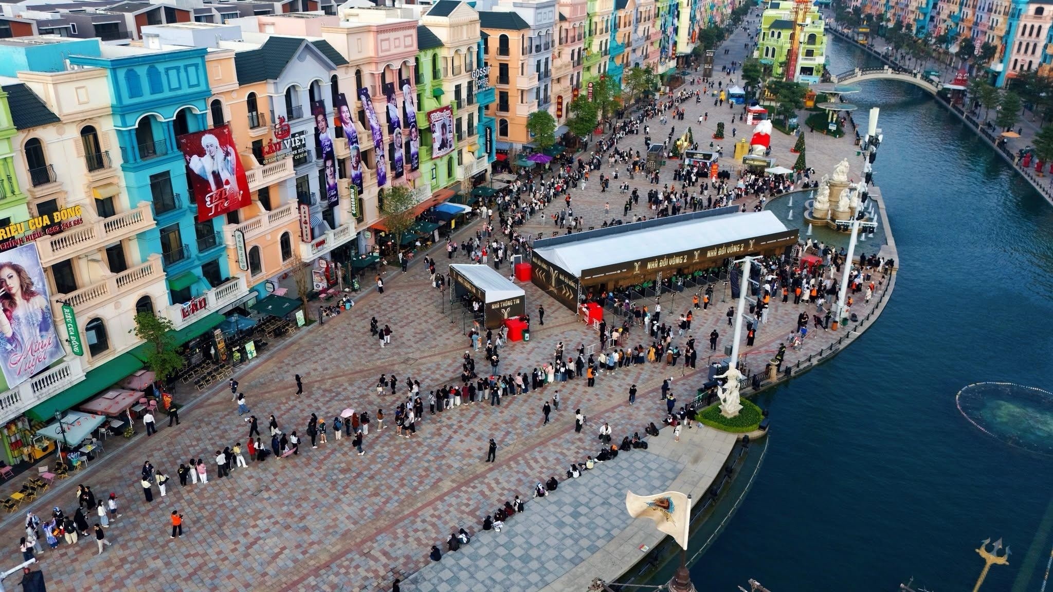 Không chỉ đến xem rồi rời đi, rất đông khán giả chọn Ocean City làm điểm dừng chân cho cả dịp cuối tuần. Ngay từ chiều 19/12, nhiều nhóm bạn đã book homestay trong khu đô thị, sau đó thong thả vui chơi, tham quan các không gian giải trí của “thành phố lễ 