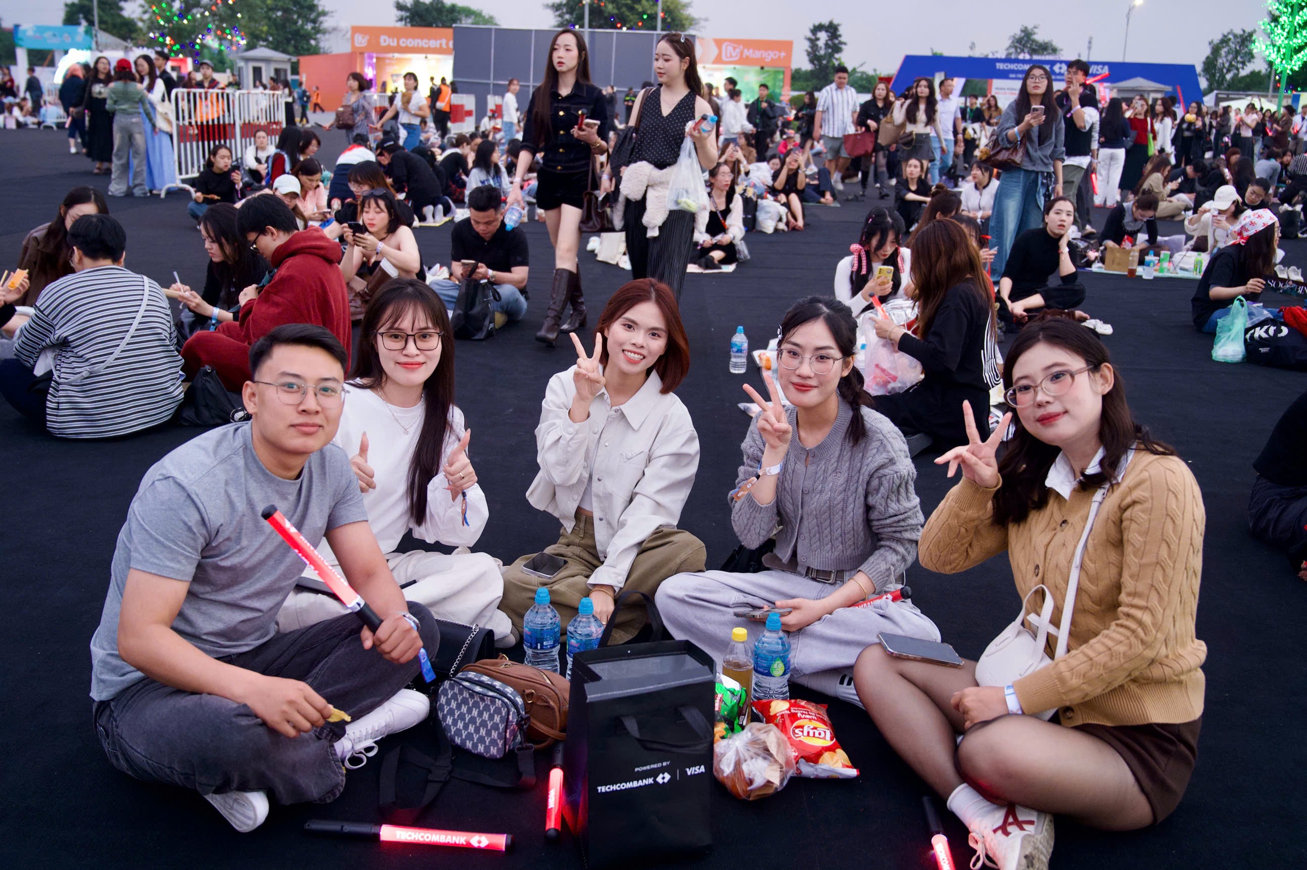 Đồng thời, khoảng 250 nhân sự vệ sinh của Vinhomes túc trực liên tục, giữ không gian sạch sẽ, gọn gàng dù hàng chục nghìn khán giả ăn uống, sinh hoạt suốt nhiều giờ liền. “Mình đã đi nhiều concert ngoài trời nhưng chưa sự kiện nào quy mô lớn như hôm nay mà cả khâu an ninh và vệ sinh đều rất hoàn hảo”, Thanh Tâm (Hà Nội) chia sẻ. 