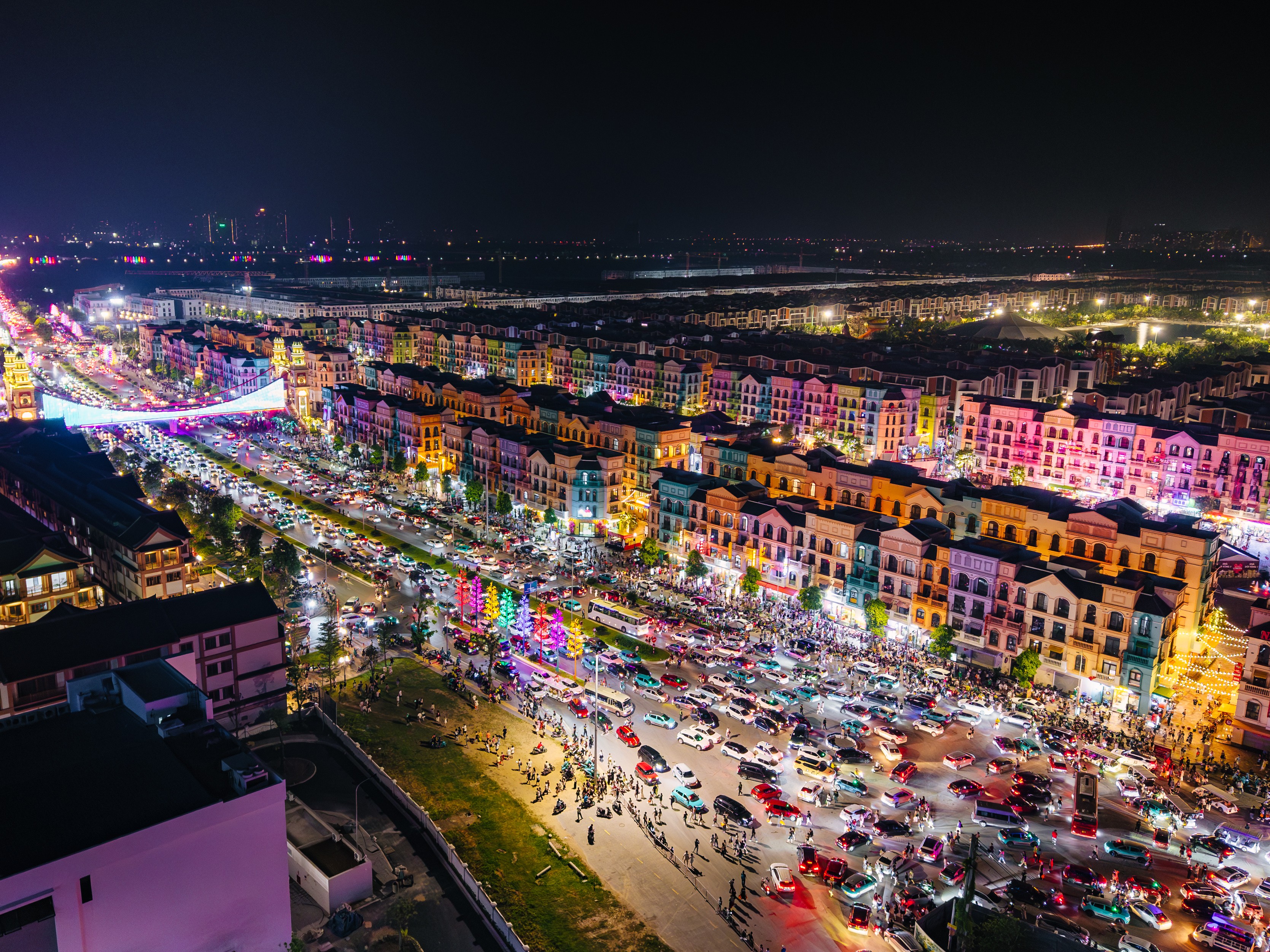 Một điểm cộng lớn giúp Ocean City ghi điểm tuyệt đối với fan đu concert là bài toán giao thông và hậu cần. Toàn bộ khu vực đậu xe được quy hoạch ngay trong Ocean City và miễn phí hoàn toàn cho mọi loại phương tiện. Dịch vụ xe đưa đón tận nơi với taxi công nghệ Xanh SM được phép tiếp cận ngay lối ra, trong khi hệ thống VinBus phục vụ miễn phí đến 3h sáng, giúp dòng người ra về nhanh, trật tự và không áp lực.