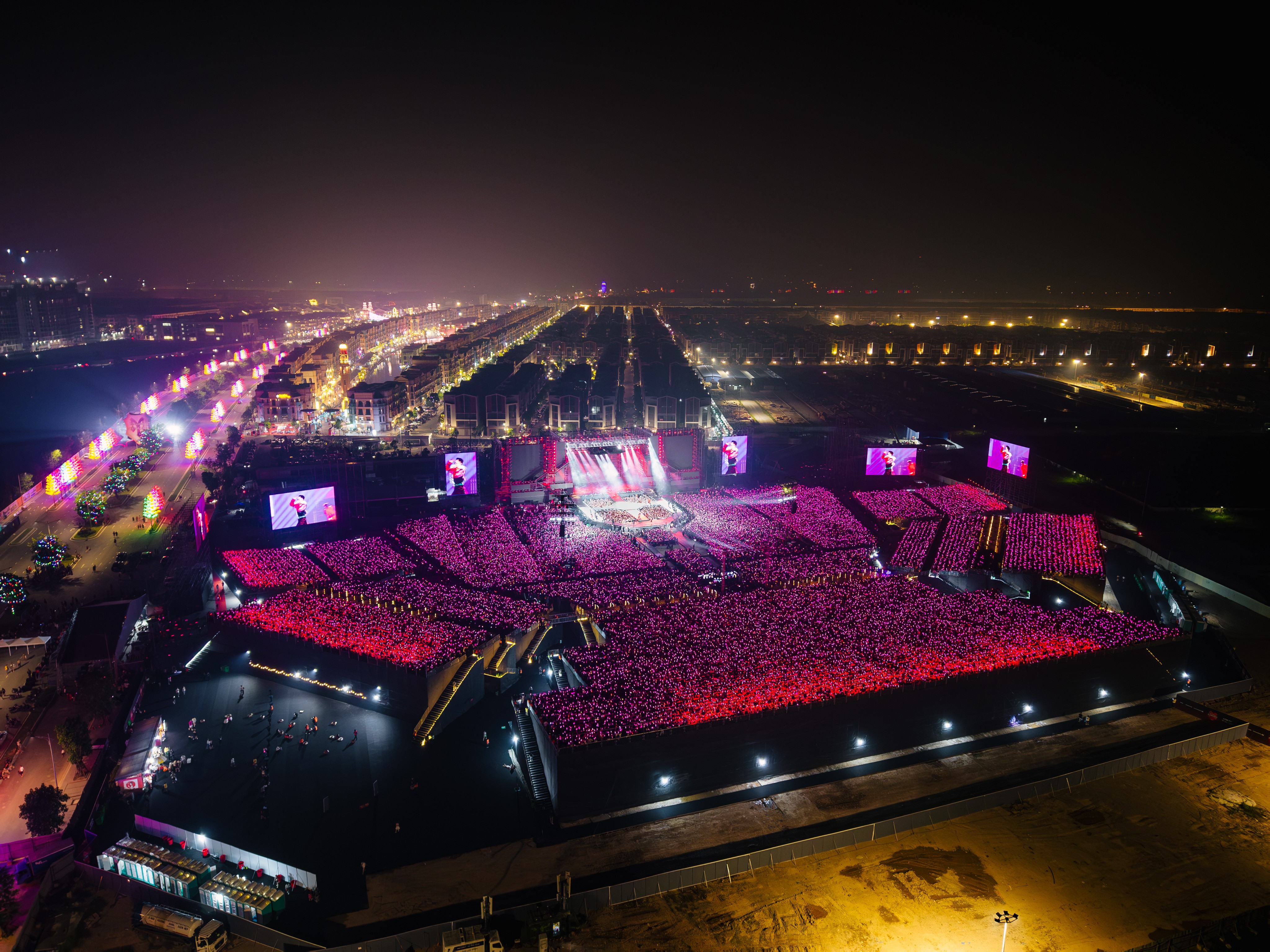 Không phải ngẫu nhiên Ocean City liên tục được “chọn mặt gửi vàng” cho những concert quy mô lớn. Trước Y-Concert, nơi đây từng đón các chương trình thuộc vũ trụ “Anh trai vượt ngàn chông gai” với tổng lượng khán giả lên tới 230.000 hồi tháng 6/2025, hay mới đây là world tour concert của G-DRAGON thu hút hơn 100.000 khán giả trong hai đêm. 