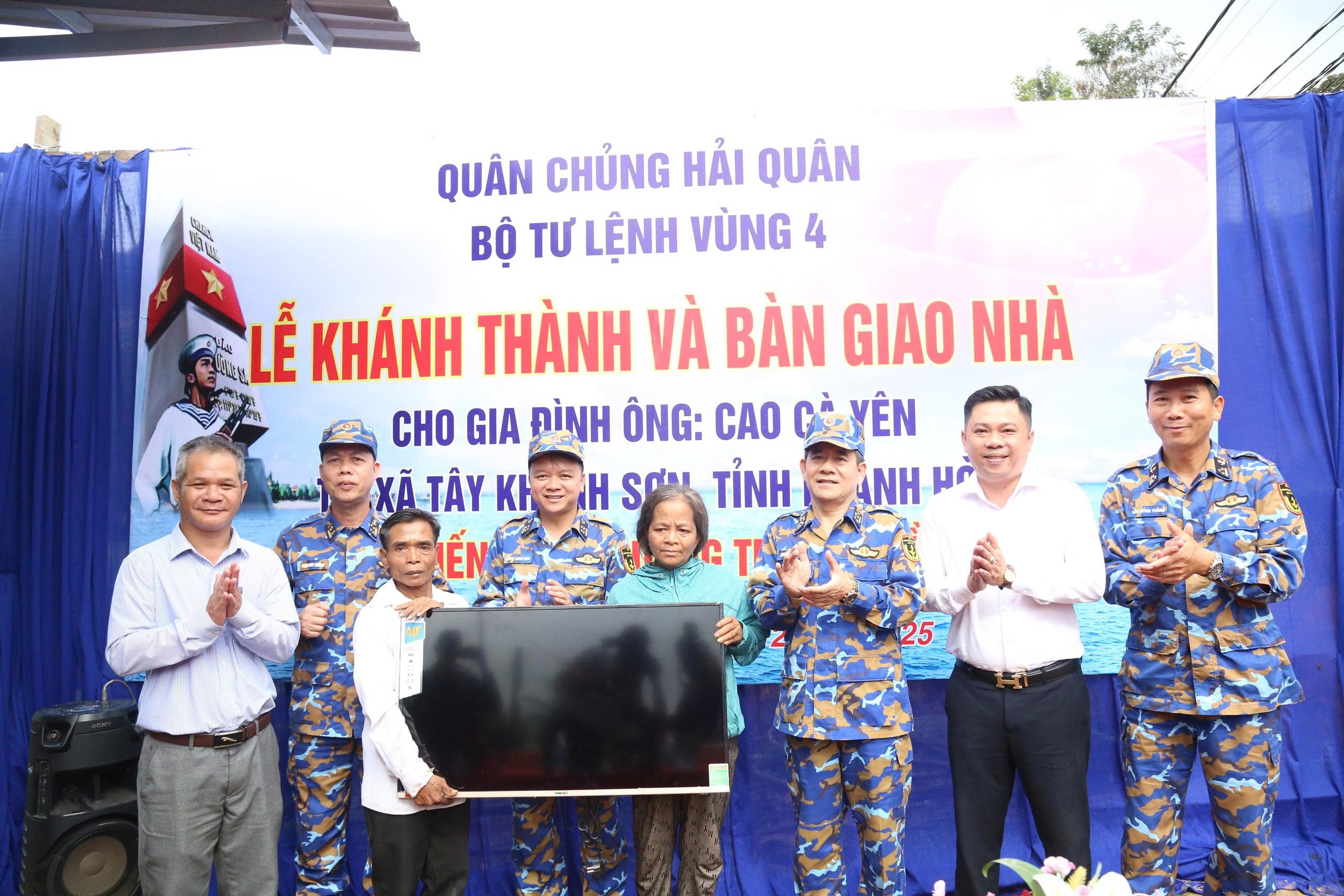 Bàn giao căn nhà đầu tiên trong “Chiến dịch Quang Trung”