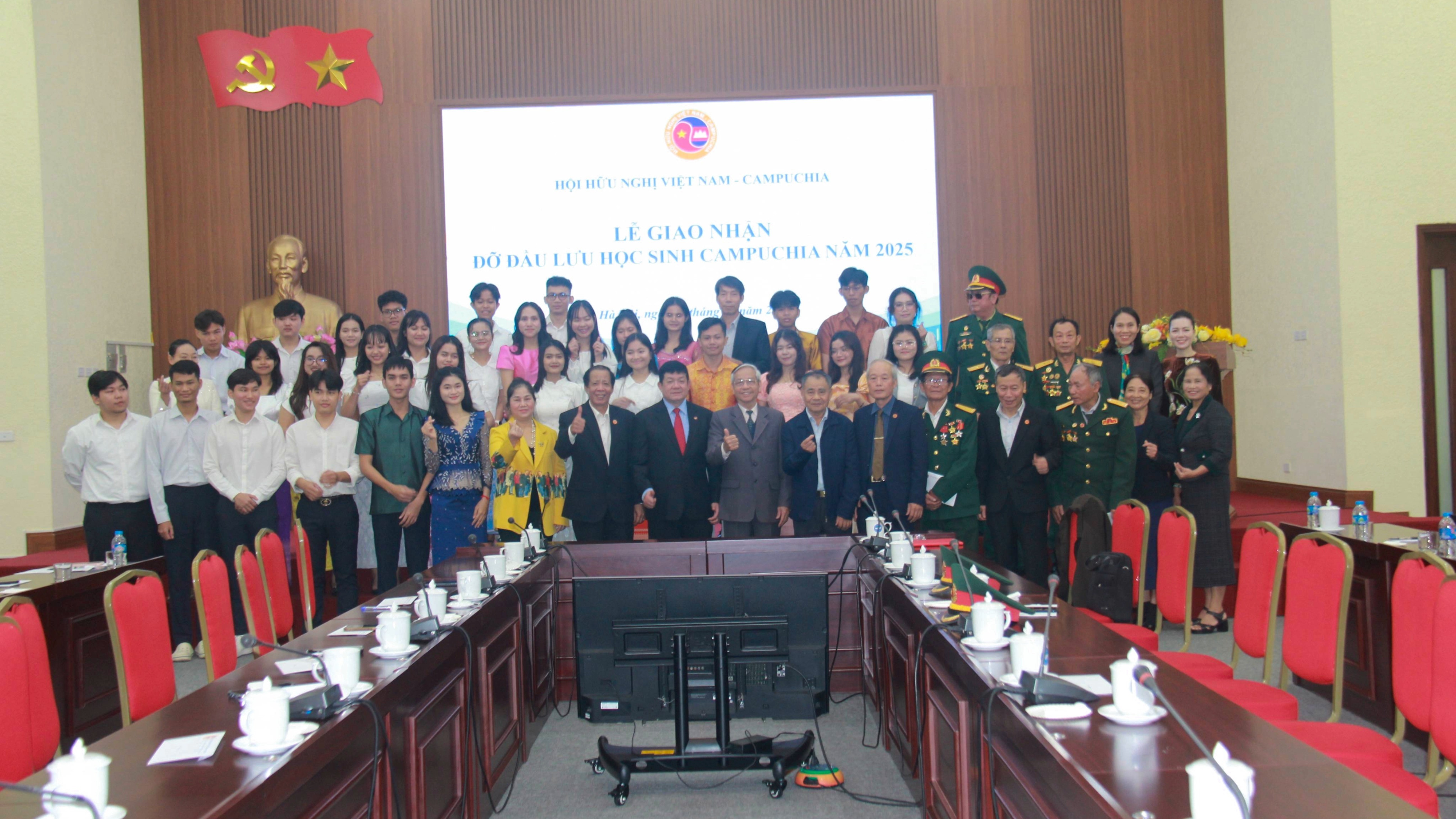  Lễ giao - nhận đỡ đầu lưu học sinh Campuchia năm 2025