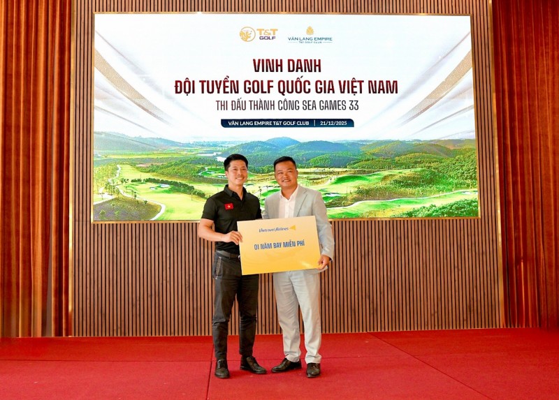 Đại diện Hãng hàng không Vietravel Airline trao tài trợ cho ông Nguyễn Thái Dương – Uỷ viên BCH, Phó Tổng thư ký Hiệp hội Golf Việt Nam đại diện cho Đội tuyển Golf Quốc Gia tham dự SEA Games 33.