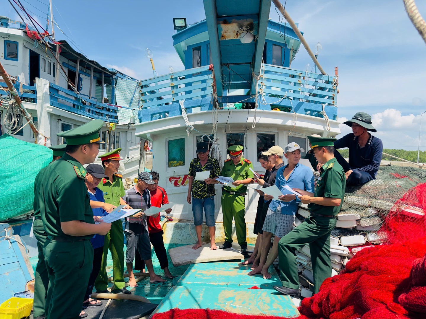 Công an xã Tân Thủy phối hợp với Bộ đội biên phòng tuyên truyền các chủ phương tiện về phòng, chống khai thác IUU.