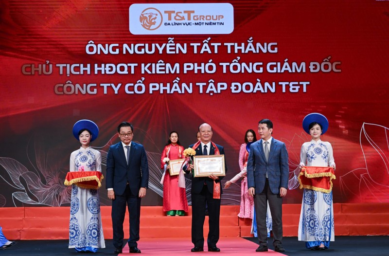 Ông Nguyễn Tất Thắng, Chủ tịch HĐQT Tập đoàn T&T Group nhận Bằng khen của UBND TP Hà Nội.