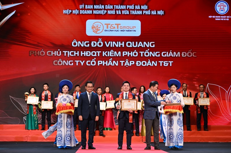 Phó Chủ tịch HĐQT T&T Group Đỗ Vinh Quang nhận Bằng khen của Chủ tịch UBND TP Hà Nội.