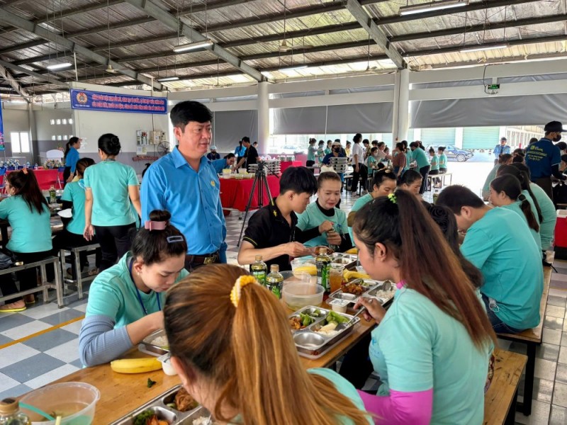 Bữa cơm Công đoàn” năm 2025 thể hiện được dấu ấn, vai trò của tổ chức công đoàn thông qua đối thoại, thương lượng để mang đến phúc lợi tốt hơn, cao hơn quy định của pháp luật. (Ảnh: T.L)