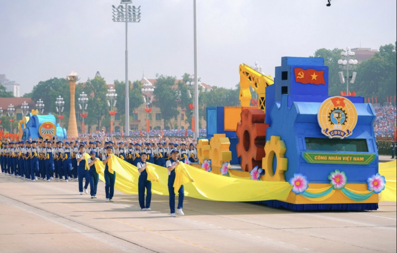 Khối công nhân tham gia diễu hành chào mừng 80 Cách mạng tháng Tám và Quốc khánh 2/9. (Ảnh: T.L)