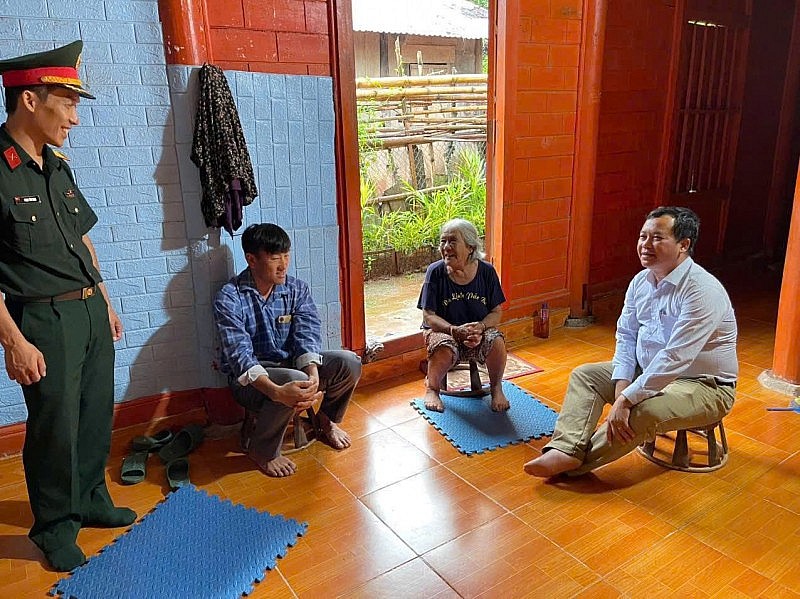 Già làng, trưởng bản, người có uy tín phát huy vai trò nòng cốt trong giảm nghèo