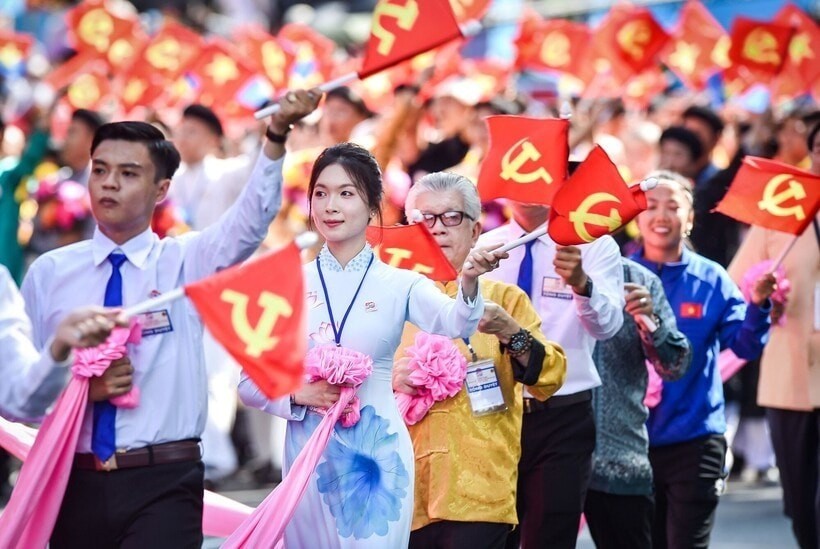 Lòng dân là cội nguồn của sức mạnh quốc gia, vì vậy phát huy quyền làm chủ của Nhân dân phải được xác định là giải pháp trung tâm, xuyên suốt trong mọi chiến lược phát triển. Lòng dân là cội nguồn của sức mạnh quốc gia, vì vậy phát huy quyền làm chủ của Nhân dân phải được xác định là giải pháp trung tâm, xuyên suốt trong mọi chiến lược phát triển.