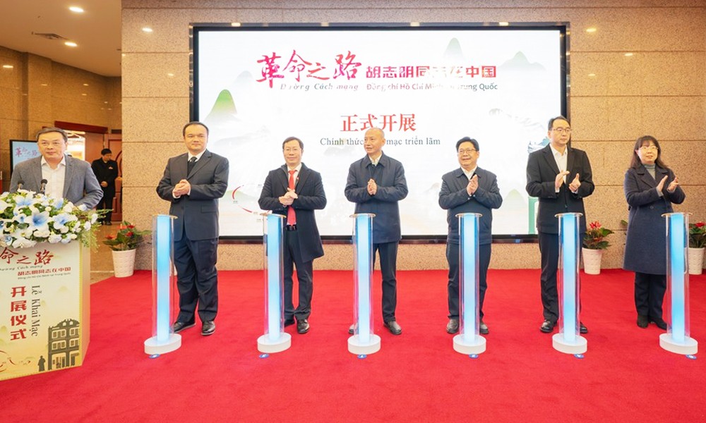 Các đại biểu khai mạc Triển lãm chuyên đề “Đường Cách mạng - Đồng chí Hồ Chí Minh ở Trung Quốc.” (Ảnh: TTXVN phát)