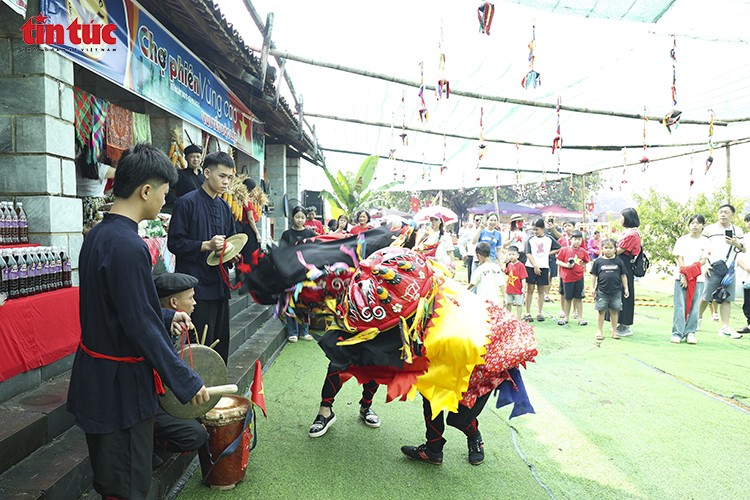 Các hoạt động tại chợ phiên giúp du khách hiểu rõ hơn về văn hóa truyền thống, đặc trưng của các dân tộc.