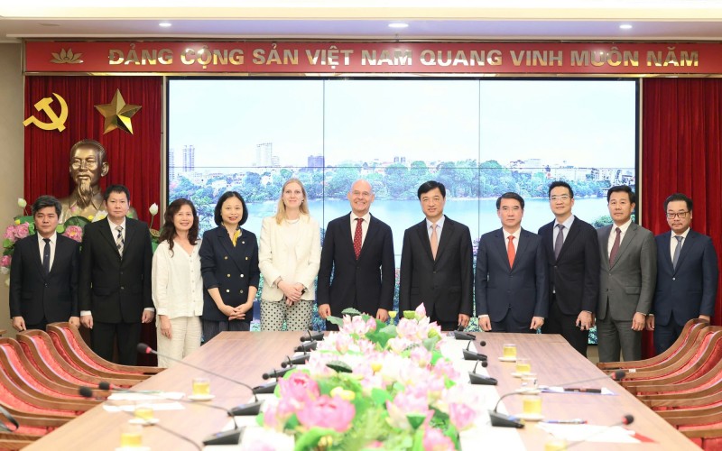 Bí thư Thành ủy Hà Nội Nguyễn Duy Ngọc và Đại sứ Hà Lan Kees van Baar cùng các đại biểu chụp ảnh lưu niệm tại cuộc làm việc. (Ảnh: T.L)