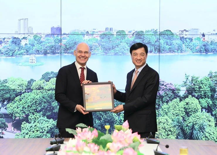 Bí thư Thành ủy Hà Nội Nguyễn Duy Ngọc trao quà lưu niệm tặng Đại sứ Hà Lan tại Việt Nam Kees van Baar. (Ảnh: T.L)