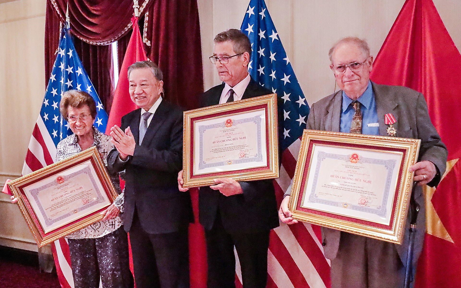 Tháng 9/2024, tại Mỹ, Tổng Bí thư, Chủ tịch nước Tô Lâm trao Huân chương Hữu nghị cho các cá nhân, trong đó có bà Weiss, vì có nhiều đóng góp quan trọng, góp phần tăng cường quan hệ giữa nhân dân hai nước. Ảnh: TTXVN