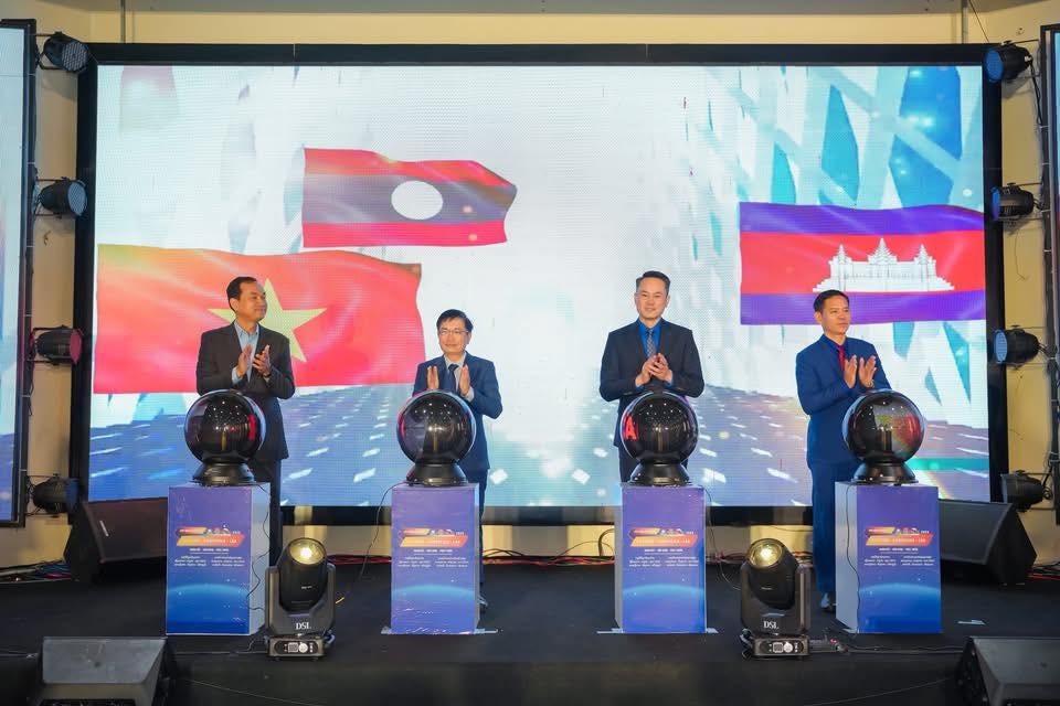 Lãnh đạo tỉnh Quảng Ngãi và đại diện 3 đoàn đại biểu thực hiện nghi thức khai mạc. Lãnh đạo tỉnh Quảng Ngãi và đại diện 3 đoàn đại biểu thực hiện nghi thức khai mạc.