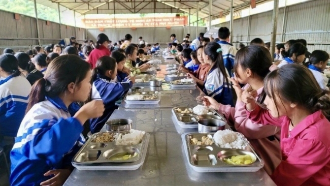 Học sinh tiểu học, THCS ở các xã biên giới được hỗ trợ bữa ăn trưa