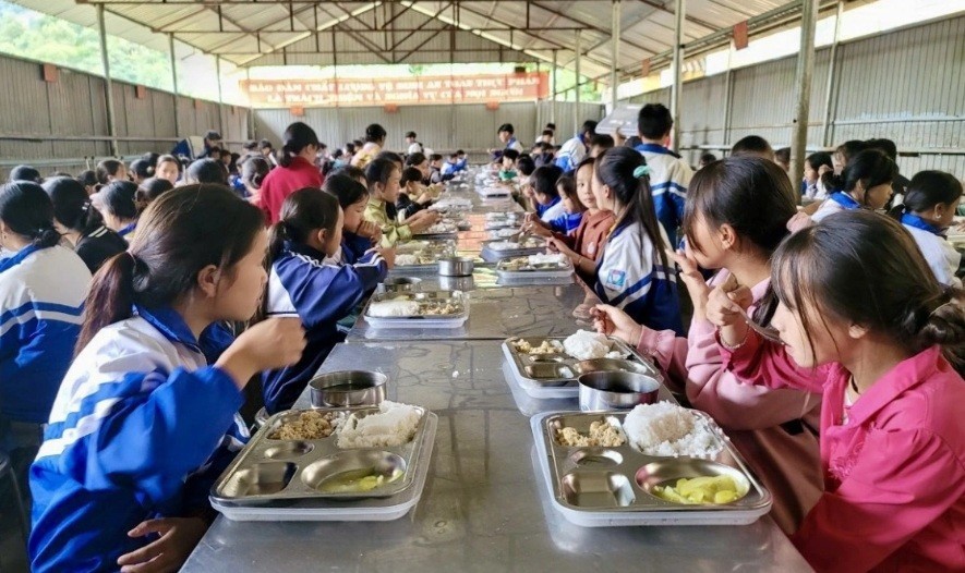 Học sinh tiểu học, THCS tại các xã biên giới đất liền được hỗ trợ tiền ăn trưa 450.000 đồng/tháng. (Ảnh minh họa: KT)