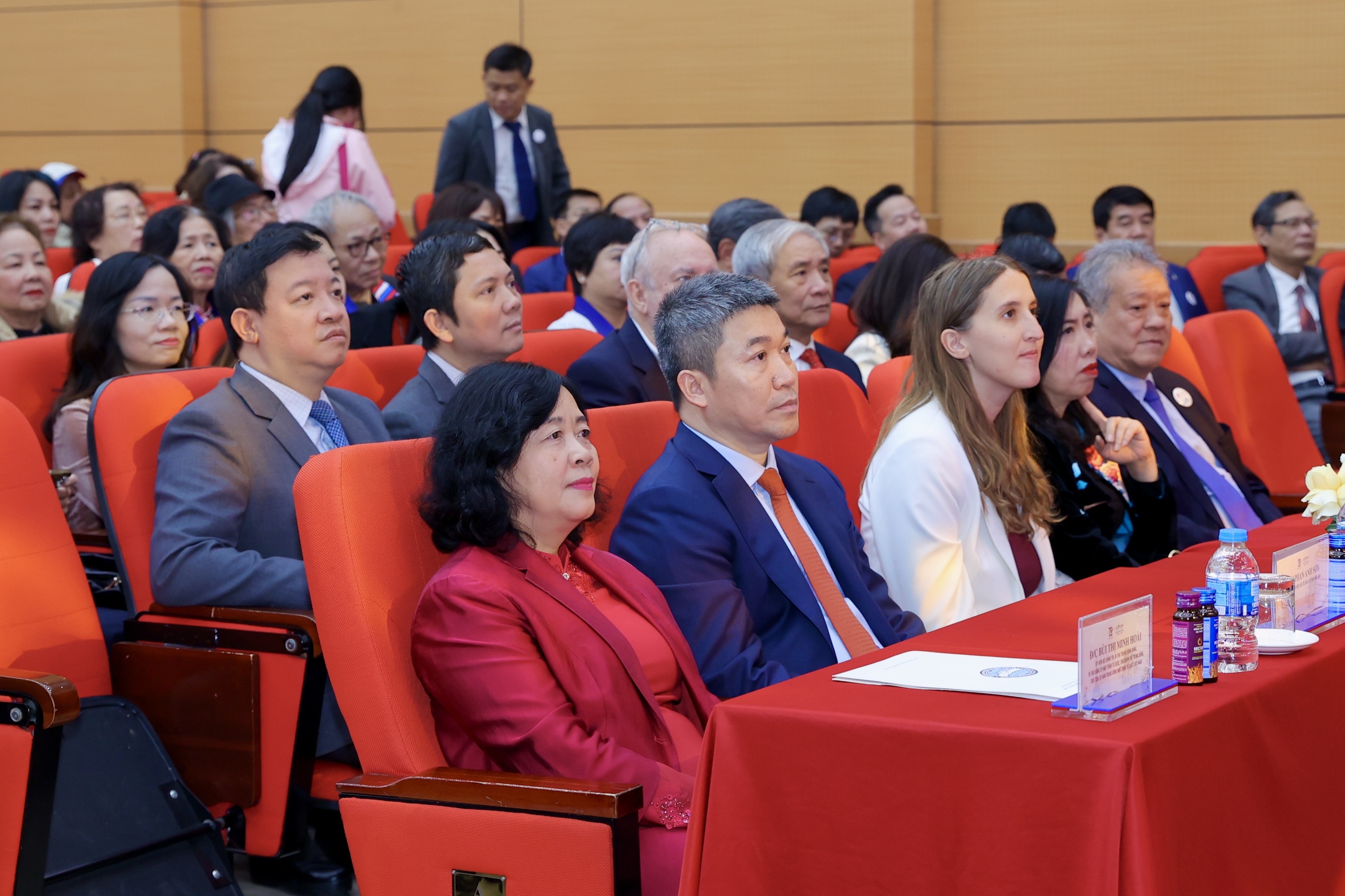 Đồng chí Bùi Thị Minh Hoài và các đại biểu tham dự lễ kỷ niệm.