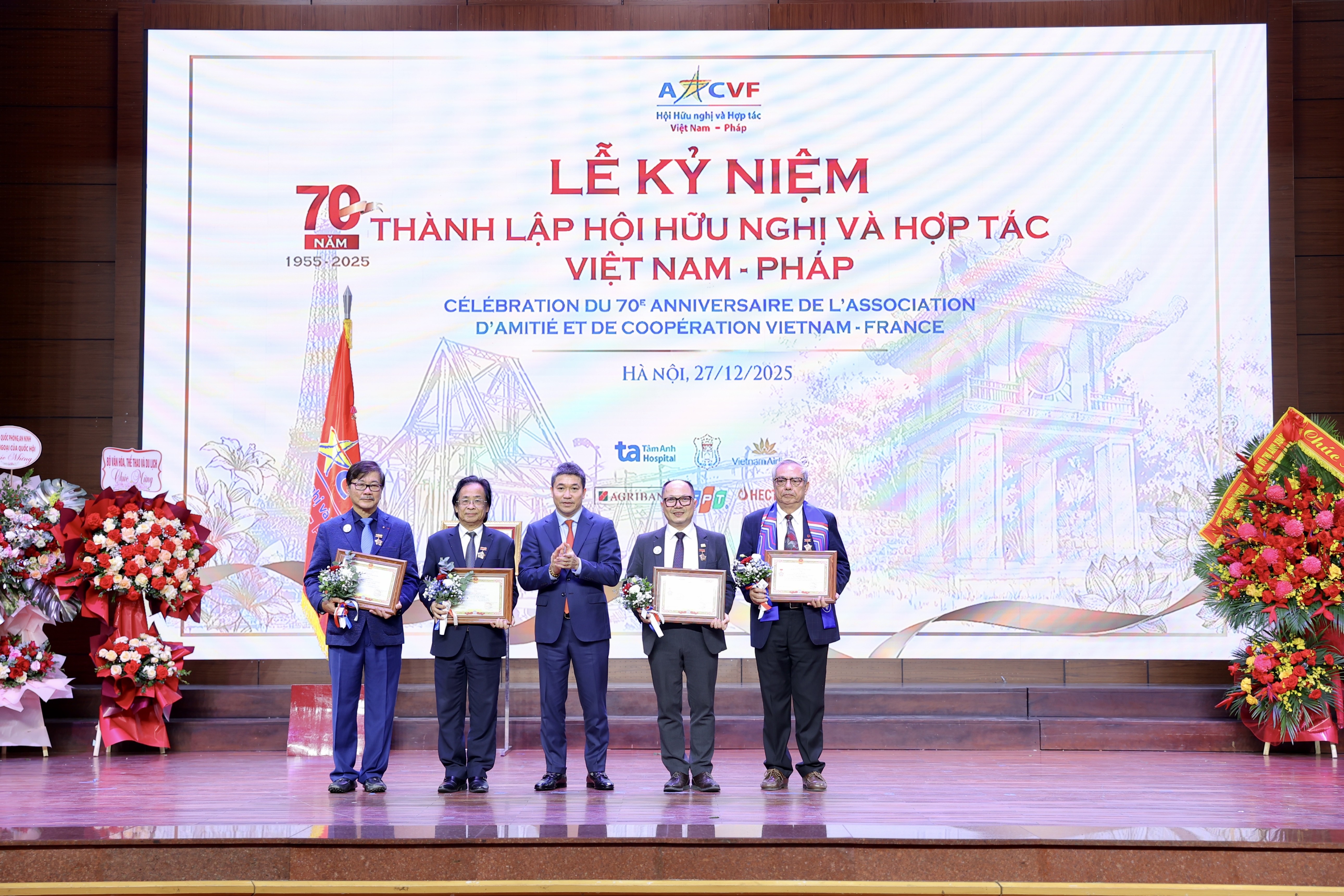 Chủ tịch Liên hiệp các Tổ chức hữu nghị Việt Nam, Phan Anh Sơn trao Kỷ niệm chương “Vì hòa bình, hữu nghị giữa các dân tộc” cho các cá nhân đã có nhiều đóng góp tích cực trong công tác đối ngoại nhân dân.