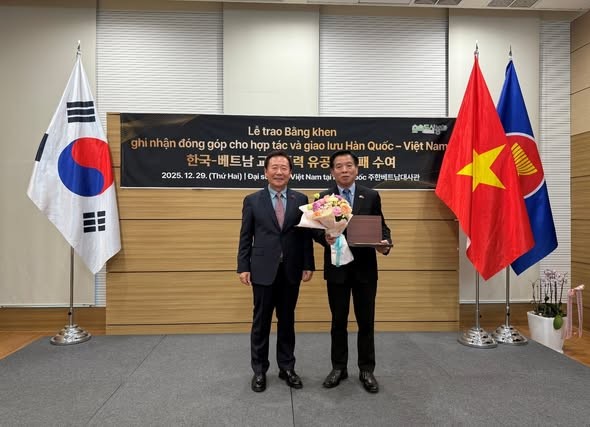 Huyện Bonghwa trao kỷ niệm chương cho Đại sứ Việt Nam tại Hàn Quốc