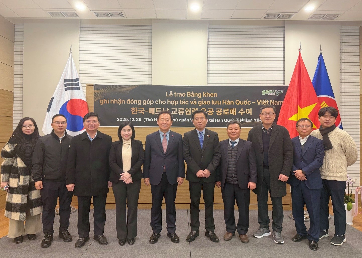 Huyện Bonghwa trao kỷ niệm chương cho Đại sứ Việt Nam tại Hàn Quốc