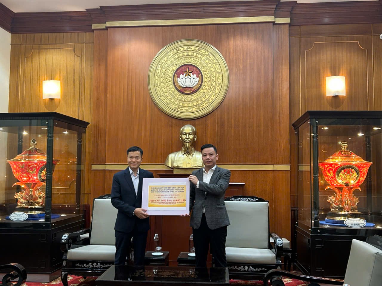 Ông Cung Đức Hân đại diện Phái đoàn Việt Nam tại Genève số tiền là 7.050 CHF, 1.600 EUR và 400 USD cho  Ủy ban Trung ương MTTQ Việt Nam