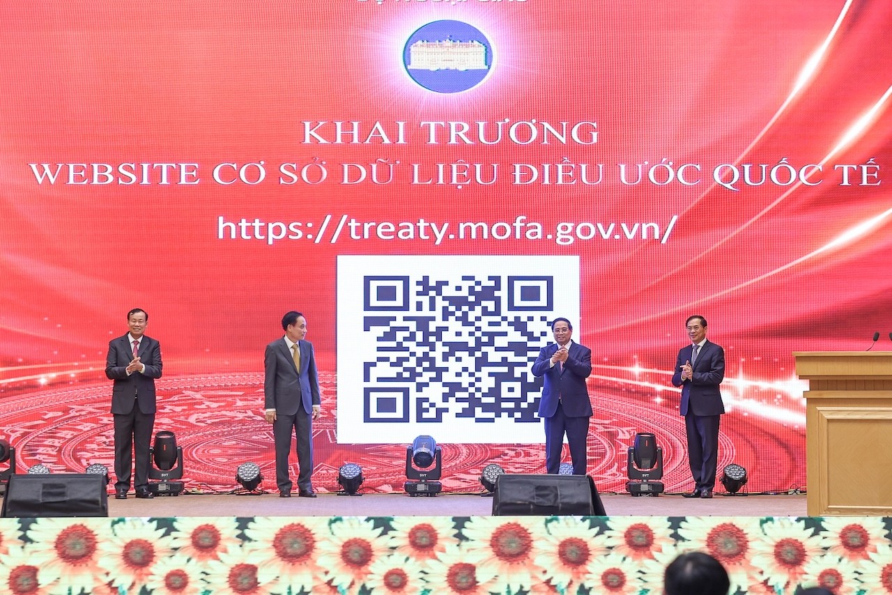 Thủ tướng Chính phủ Phạm Minh Chính, Phó Thủ tướng Chính phủ Bùi Thanh Sơn, Bộ trưởng Bộ Ngoại giao Lê Hoài Trung và Chủ nhiệm Ủy ban Quốc phòng, An ninh và Đối ngoại của Quốc hội Lê Tấn Tới đã bấm nút khai trương Cơ sở dữ liệu quốc gia về điều ước quốc tế.