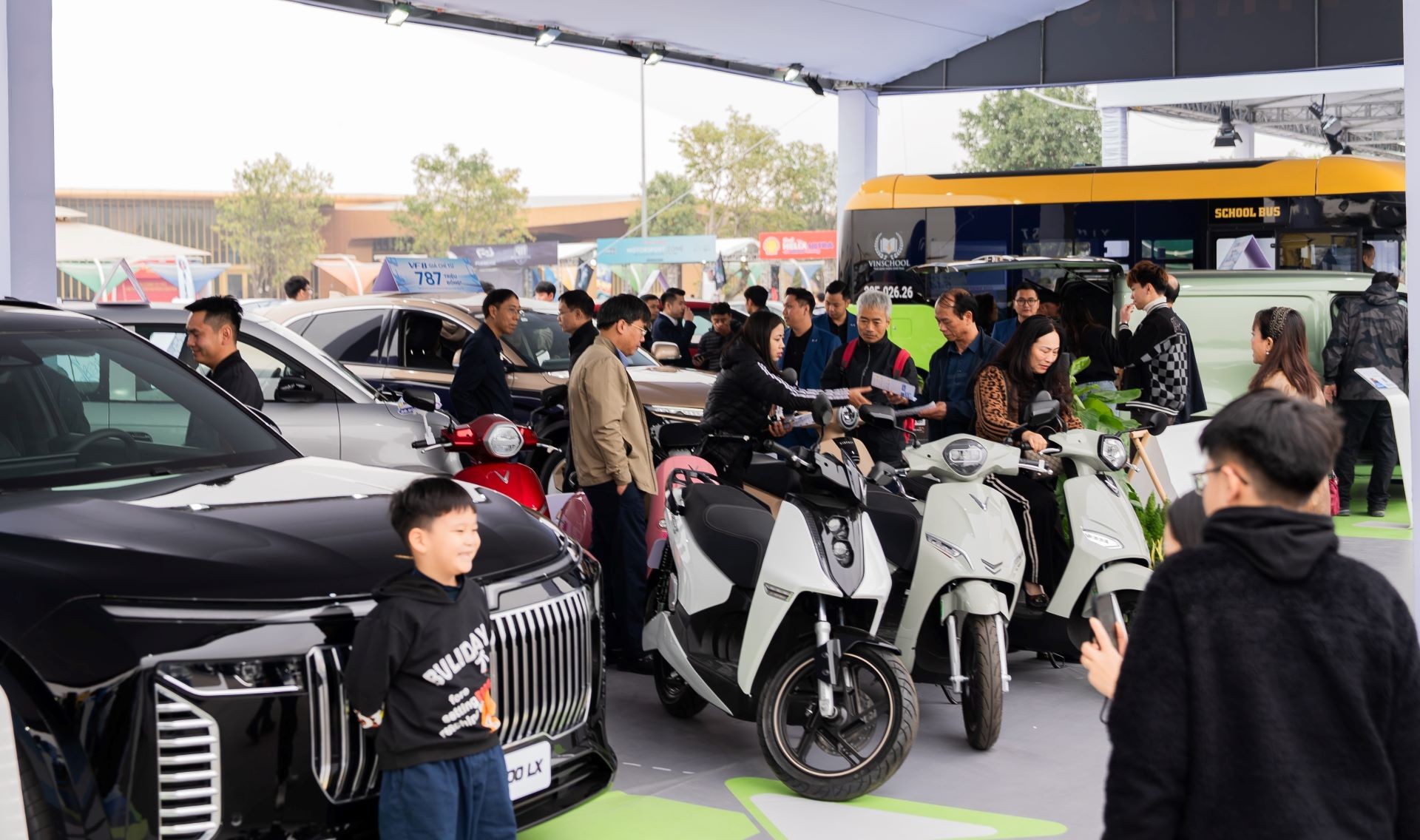Đông đảo khách tham quan có mặt tại không gian trải nghiệm của VinFast