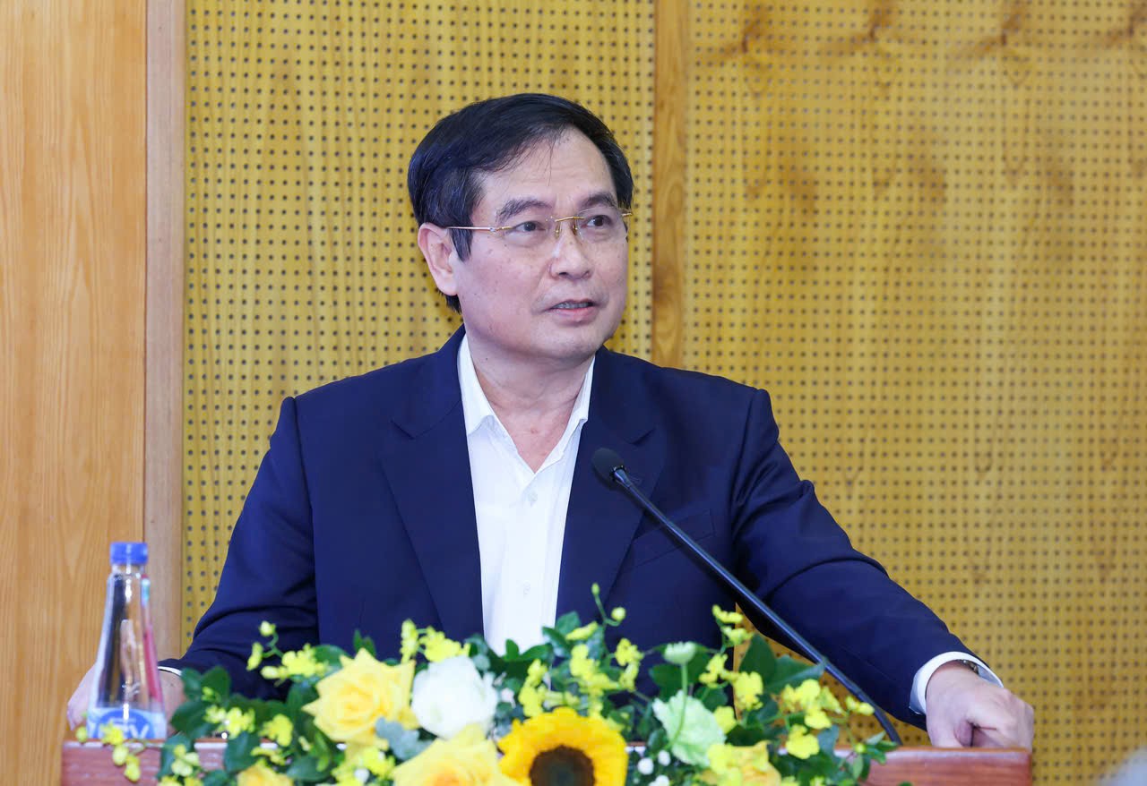  Phan Xuân Thủy, Phó Trưởng Ban Tuyên giáo và Dân vận Trung ương, Phó Giám đốc Thường trực Trung tâm Báo chí Đại hội XIV của Đảng phát biểu tại Hội nghị.