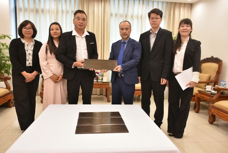 Trao Biển đồng gắn bia tưởng niệm những người Việt Nam đầu tiên đặt chân đến Tân Đảo (Vanuatu)