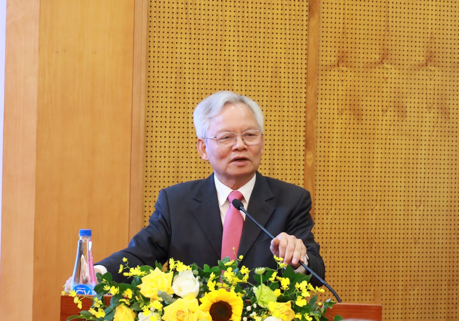 GS.TS Tạ Ngọc Tấn, nguyên Uỷ viên Trung ương Đảng, Phó Chủ tịch thường trực Hội đồng Lý luận Trung ương, Tổ phó thường trực Tổ Biên tập Văn kiện Đại hội XIV báo cáo chuyên đề tại Hội nghị.