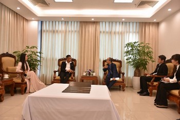 trao bien dong gan bia tuong niem nhung nguoi viet nam dau tien dat chan den tan dao vanuatu