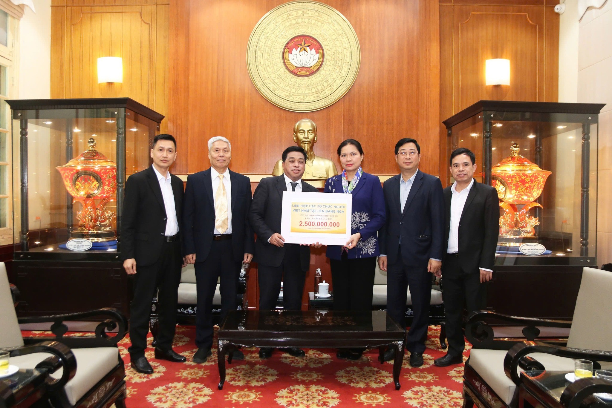 Bà Hà Thị Nga, Ủy viên Trung ương Đảng, Phó Chủ tịch UBTƯ MTTQ Việt Nam tiếp nhận bảng tượng trưng số tiền 2,5 tỷ đồng từ Liên hiệp các tổ chức người Việt Nam tại Liên bang Nga Bà Hà Thị Nga, Ủy viên Trung ương Đảng, Phó Chủ tịch UBTƯ MTTQ Việt Nam tiếp nhận bảng tượng trưng số tiền 2,5 tỷ đồng từ Liên hiệp các tổ chức người Việt Nam tại Liên bang Nga