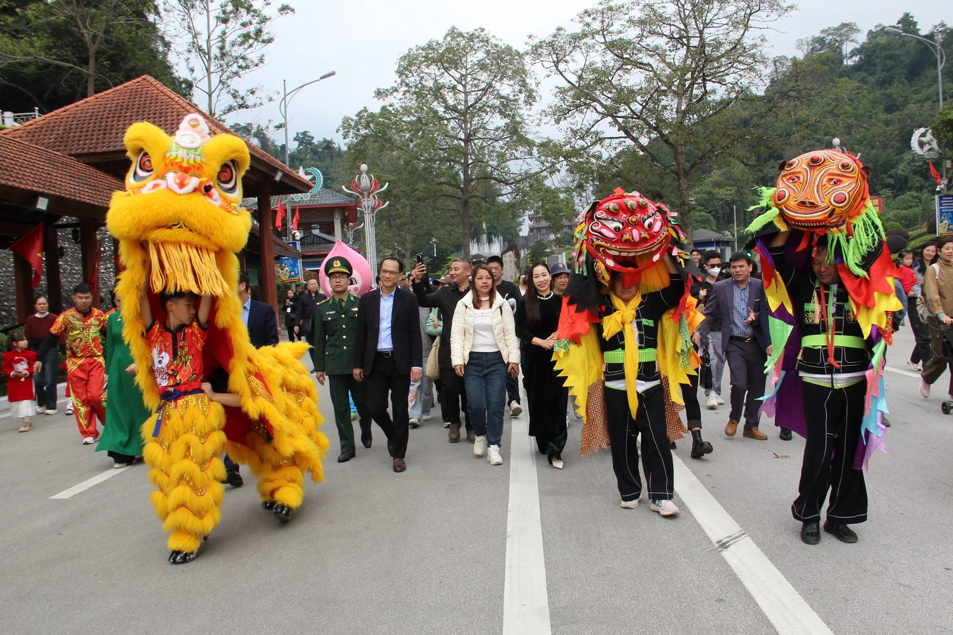 Lạng Sơn rộn ràng đón đoàn khách du lịch quốc tế đầu tiên năm 2026 qua Cửa khẩu Hữu Nghị