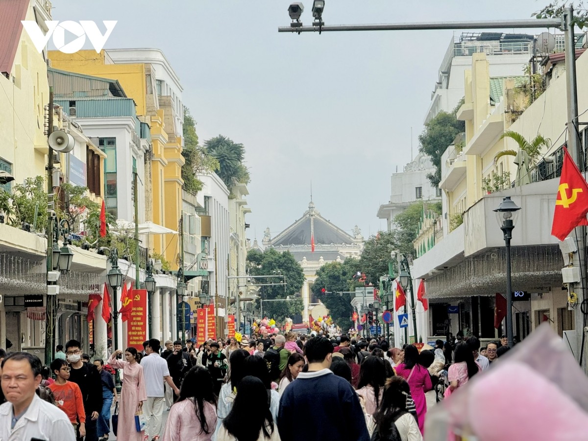 Tuyến phố Tràng Tiền đông vui nhộn nhịp.