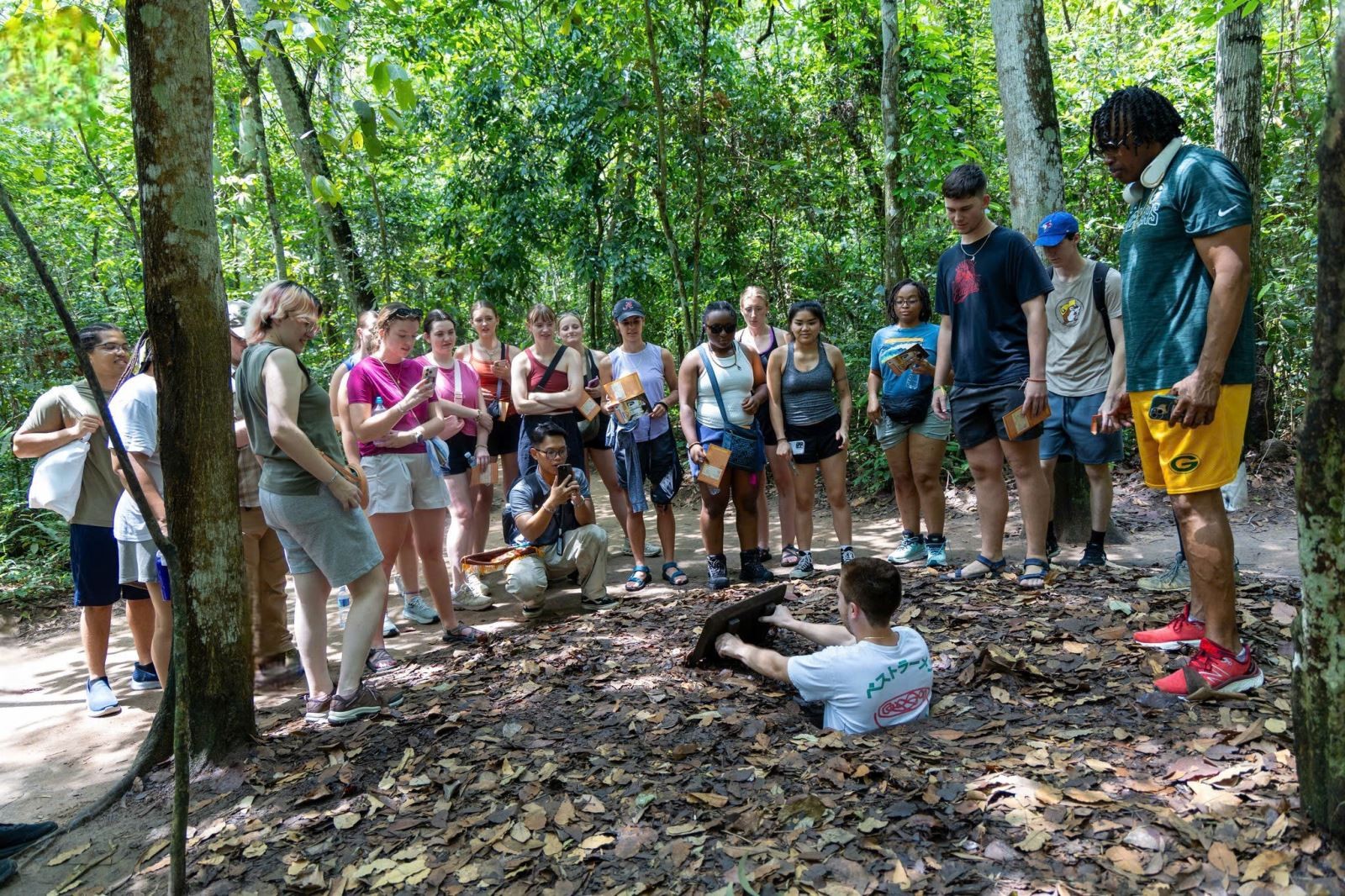 Khu di tích lịch sử địa đạo Củ Chi thu hút du khách nước ngoài dịp đầu năm mới. Chú thích ảnh Tại đây, du khách có thể trải nghiệm trò bắn súng với đạn thật.