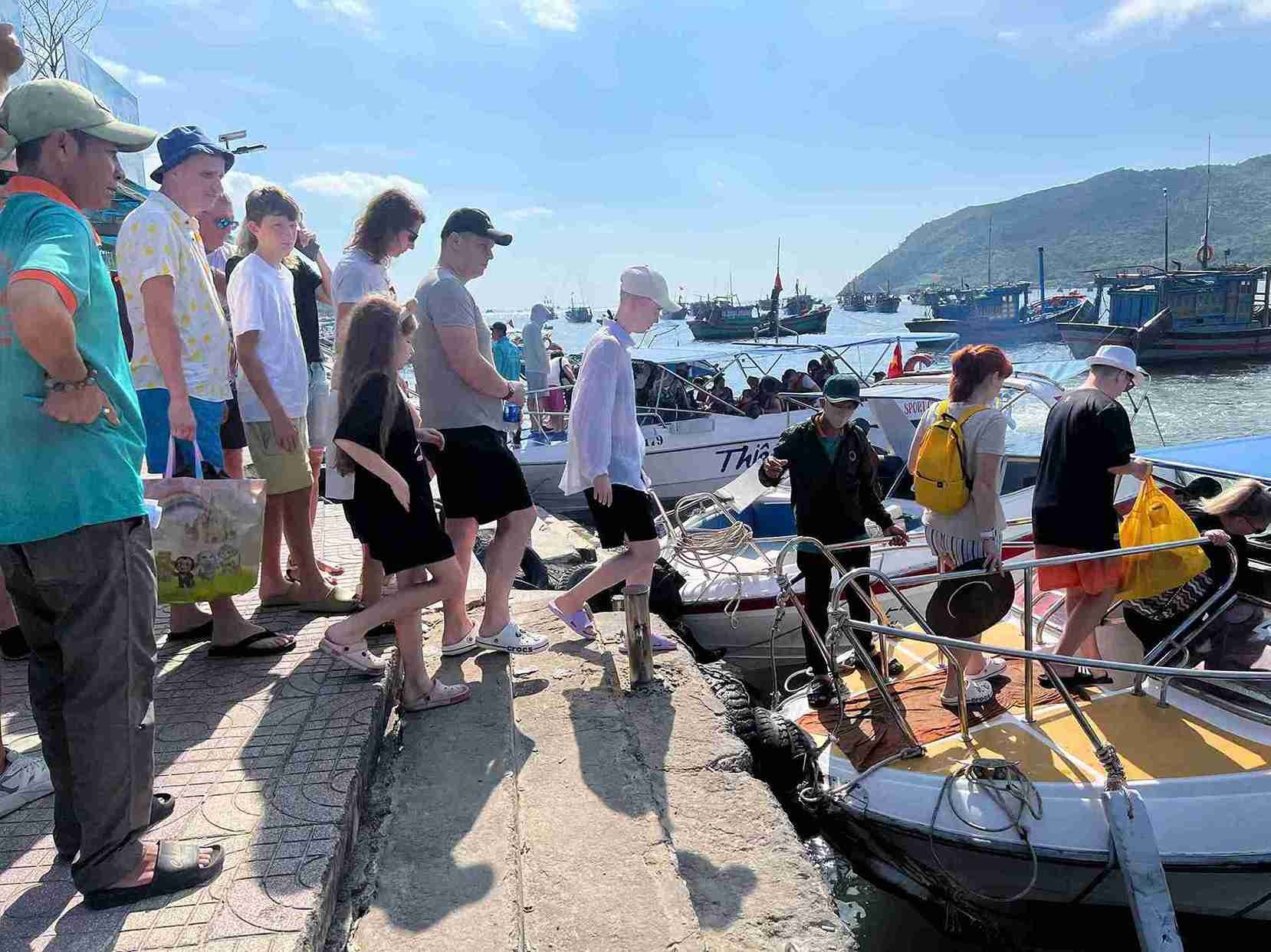 Bến tàu du lịch Nha Trang phục vụ hơn 3.500 lượt khách mỗi ngày. (Ảnh: Báo Lao động)