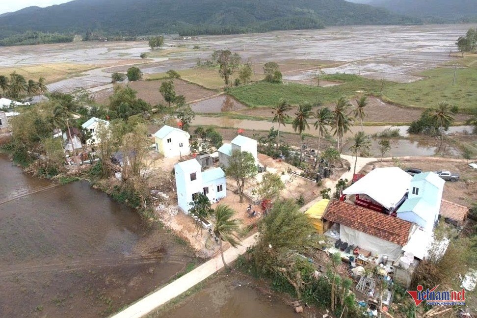 Những căn nhà mới đang hồi sinh ở vùng lũ Đắk Lắk. Ảnh: Hải Dương