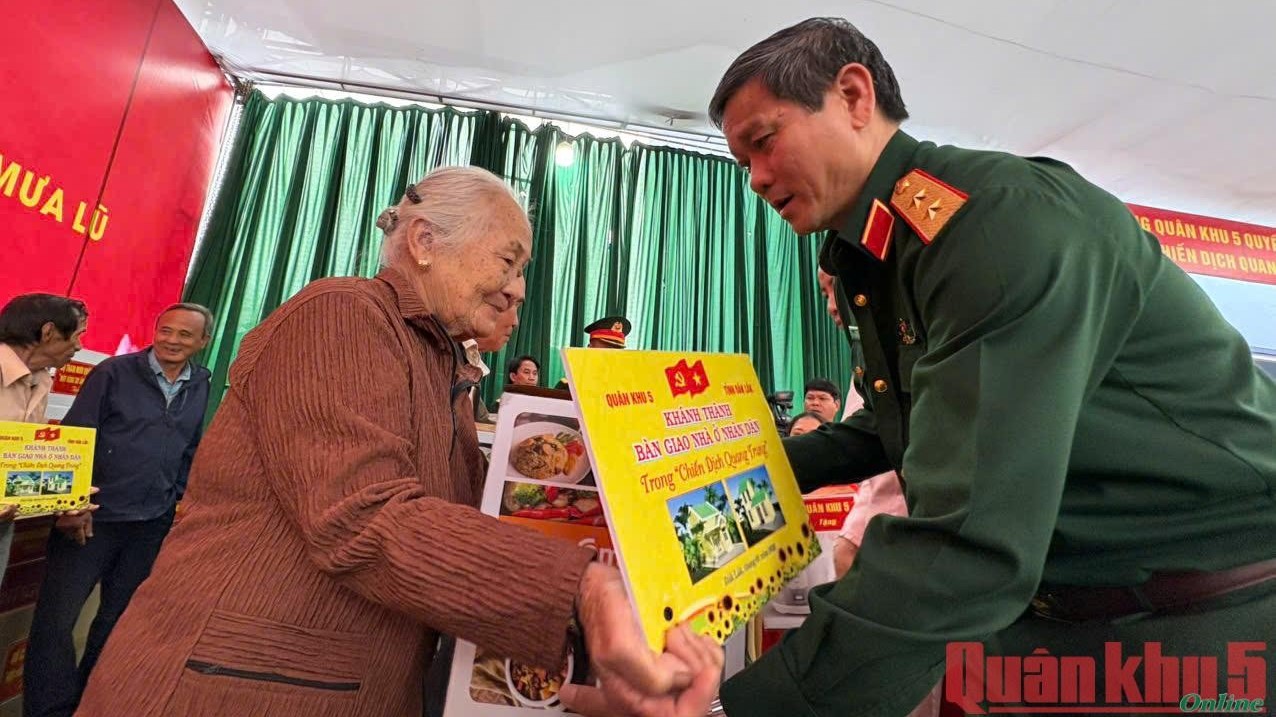 Người dân vùng lũ nhận 175 căn nhà mới từ "Chiến dịch Quang Trung"