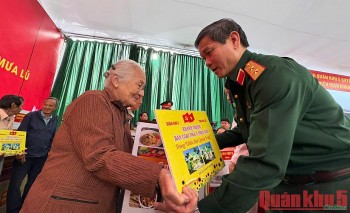 Người dân vùng lũ nhận 175 căn nhà mới từ 