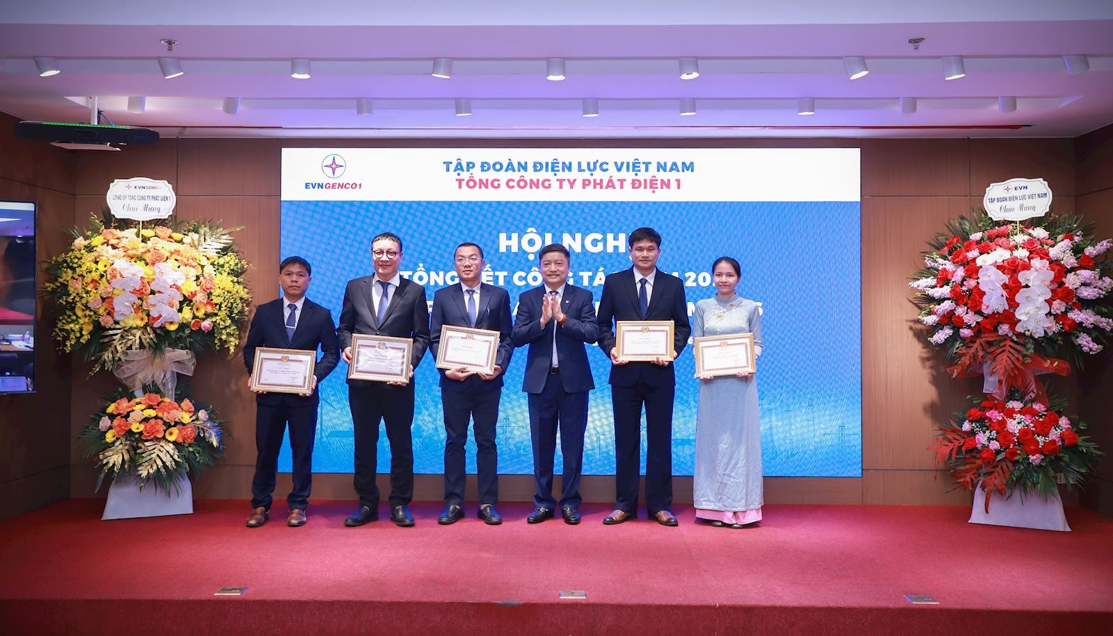 Đồng chí Nguyễn Tiến Khoa, Bí thư Đảng ủy, Chủ tịch HĐTV Tổng công ty lên trao Giấy khen cho các Đảng bộ, Chi bộ được khen thưởng “Hoàn thành xuất sắc nhiệm vụ”