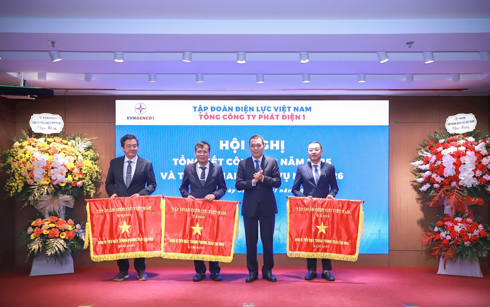 Đ/c Đặng Hoàng An, Bí thư Đảng uỷ, Chủ tịch HĐTV Tập đoàn Điện lực Việt Nam trao Cờ đơn vị tiêu biểu EVN cho các tập thể của EVNGENCO1