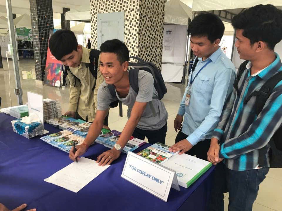 Mâm cơm tưởng niệm quân tình nguyện Việt Nam hy sinh tại Campuchia Mâm cơm tưởng niệm quân tình nguyện Việt Nam hy sinh tại Campuchia