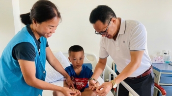 zhi shan foundation mo rong chuoi ho tro y te va cham soc cho tre em ba me co hoan canh kho khan