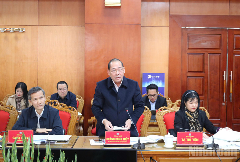 Phó Thủ tướng Thường trực Chính phủ Nguyễn Hòa Bình kiểm tra công tác bầu cử tại Lạng Sơn