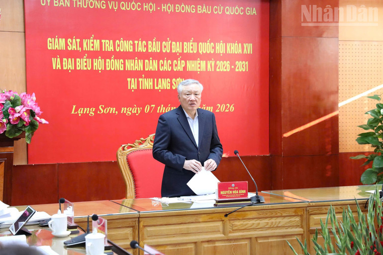 Phó Thủ tướng Thường trực Chính phủ Nguyễn Hòa Bình kiểm tra công tác bầu cử tại Lạng Sơn