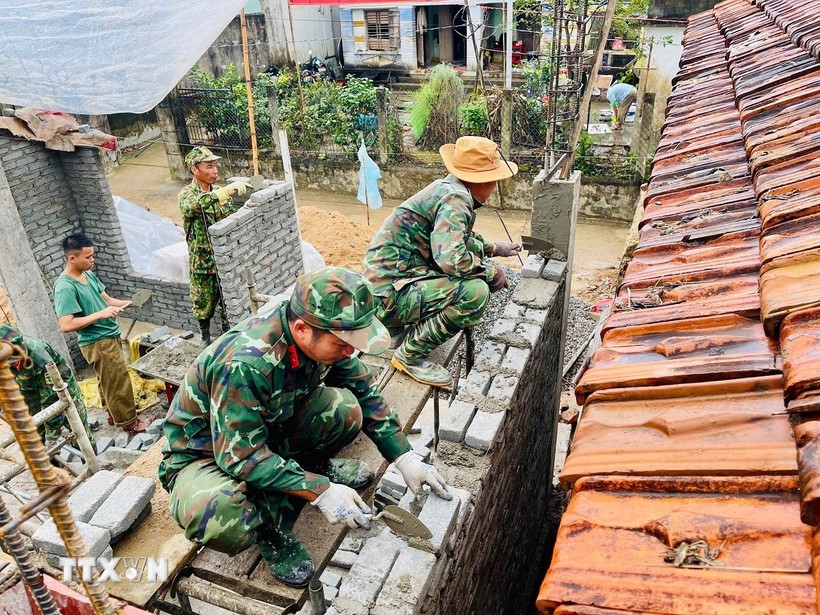 Chiến sỹ lữ đoàn 574 khẩn trương triển khai công tác xây nhà cho nhân dân ngay trong ngày đầu Năm Mới 2026. (Ảnh: TTXVN phát) Chiến sỹ lữ đoàn 574 khẩn trương triển khai công tác xây nhà cho nhân dân ngay trong ngày đầu Năm Mới 2026. (Ảnh: TTXVN phát)